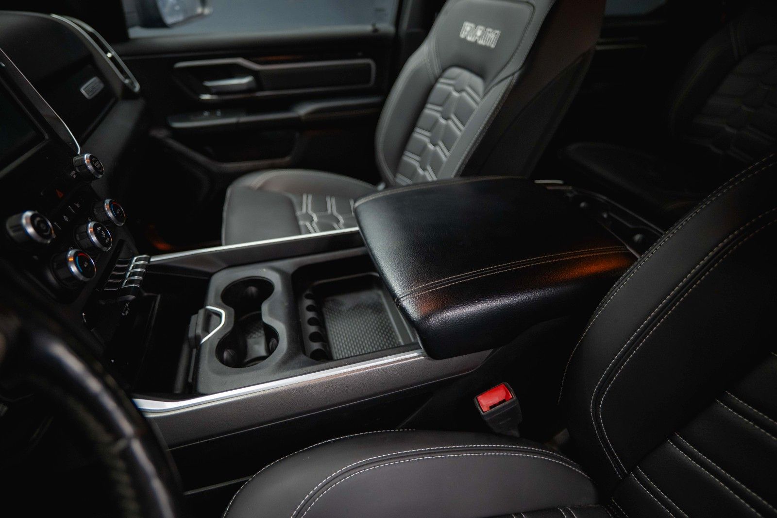 Fahrzeugabbildung Dodge RAM 5.7 V8 HEMI 4x4 OFFROAD Night-Paket *LED*