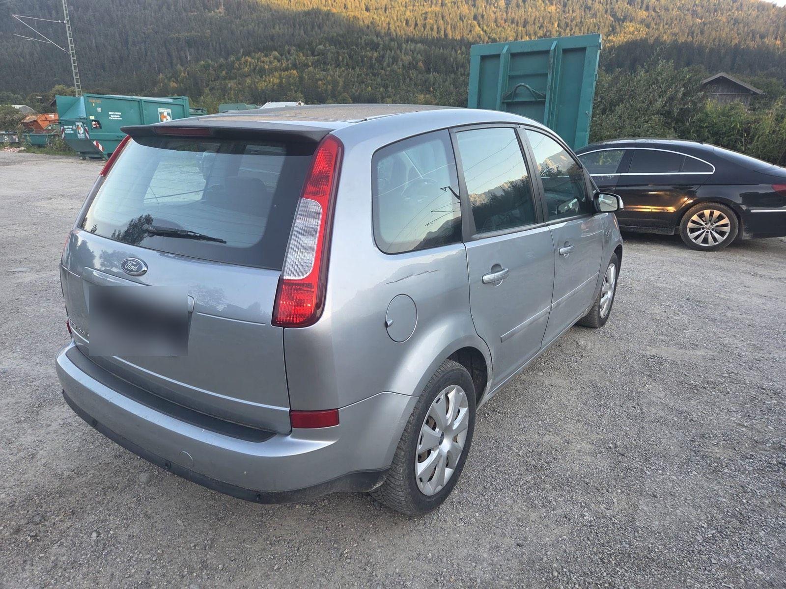 Ford Focus 2004 — rear view