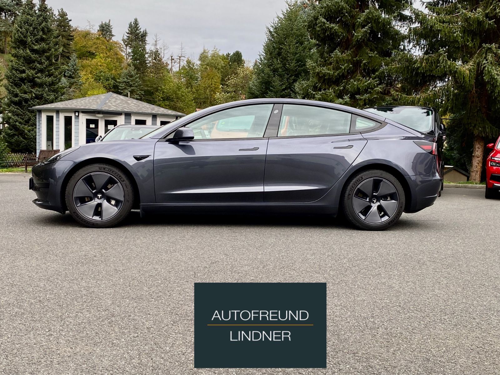 Tesla Model 3- SoH 98,7 %+8-fach bereift+Pano+AHK abn.