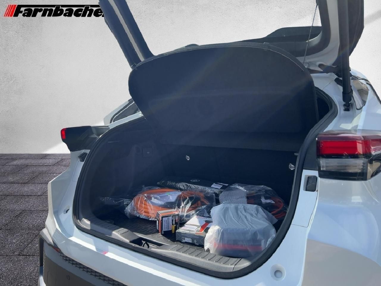 Fahrzeugabbildung Toyota C-HR Plug-In Hyb. FWD Black and White