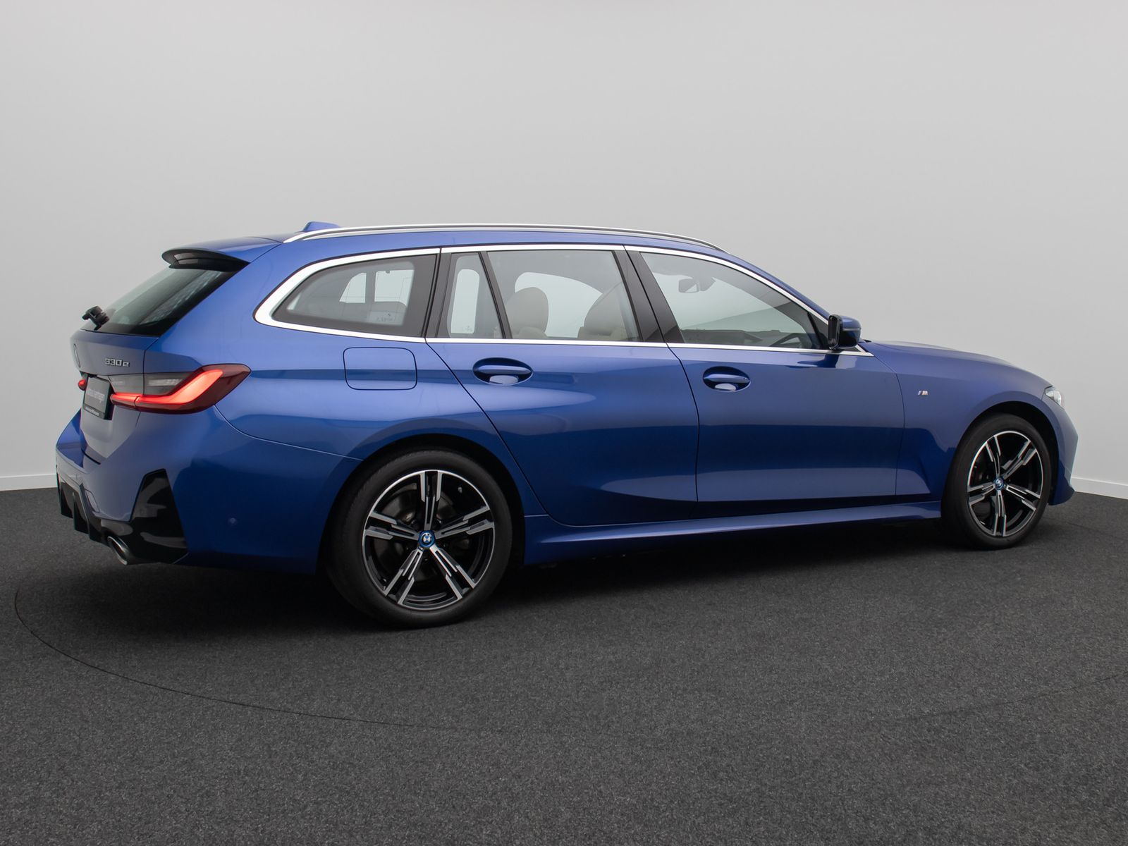 Fahrzeugabbildung BMW 330e xD  M Sport Panorama Kamera HUD DAB HiFi