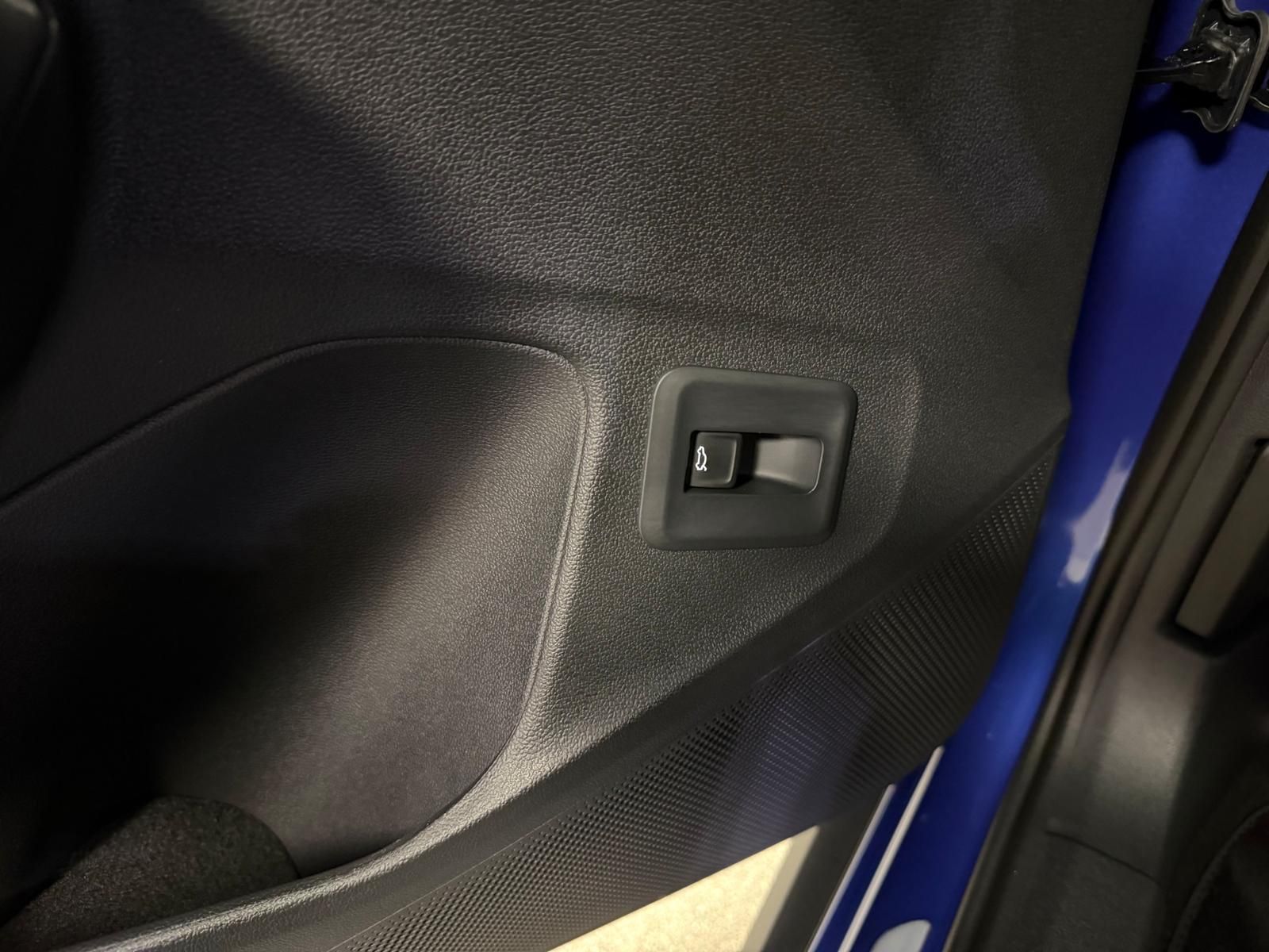 Fahrzeugabbildung Volkswagen T-Roc 1.5 eTSI DSG R-Line+AHK+ACC+TOTWINKEL+RFK+