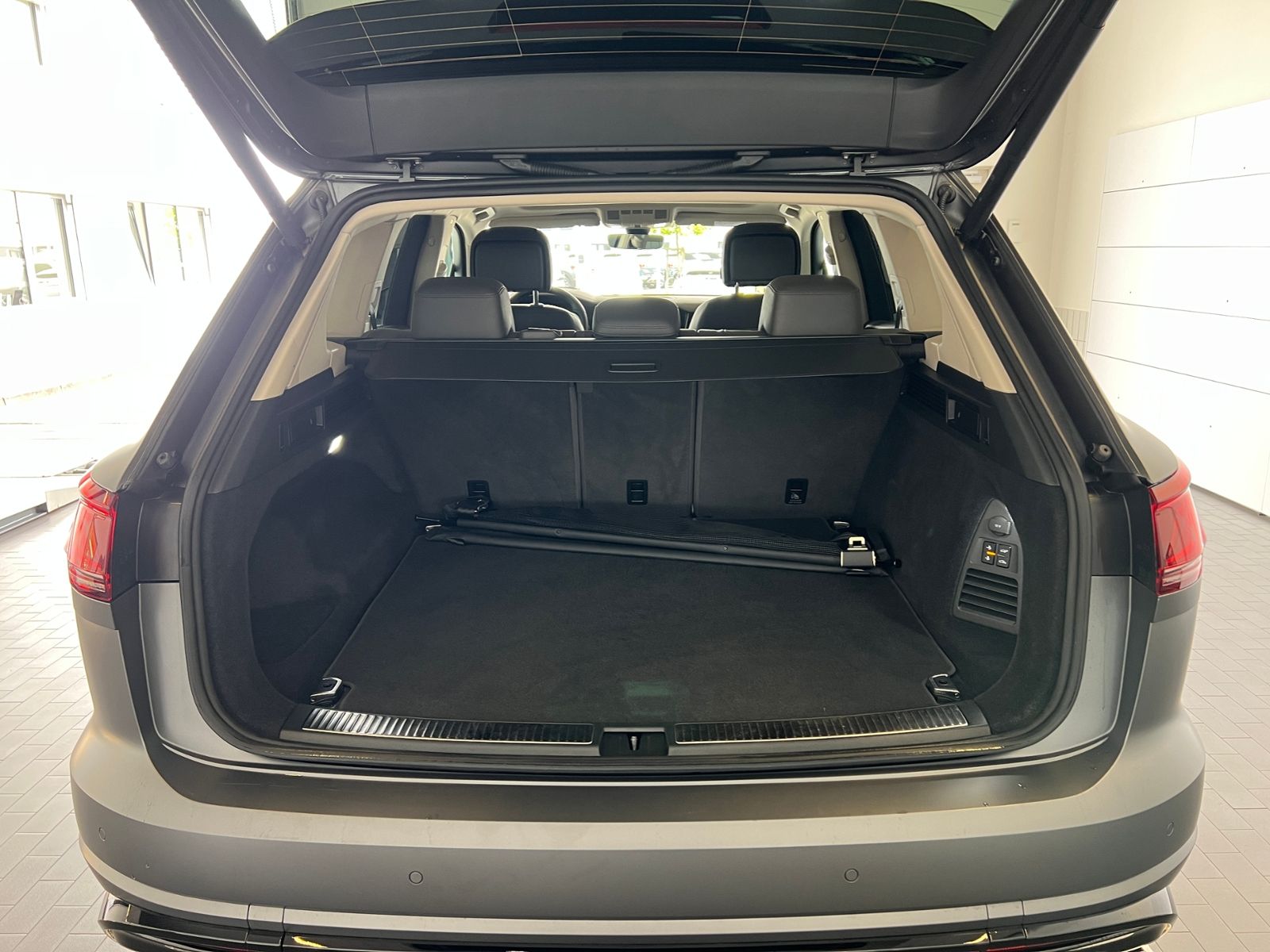 Fahrzeugabbildung Volkswagen Touareg R-Line 3.0 TDI 4MOTION *AHK, BlackStyle,
