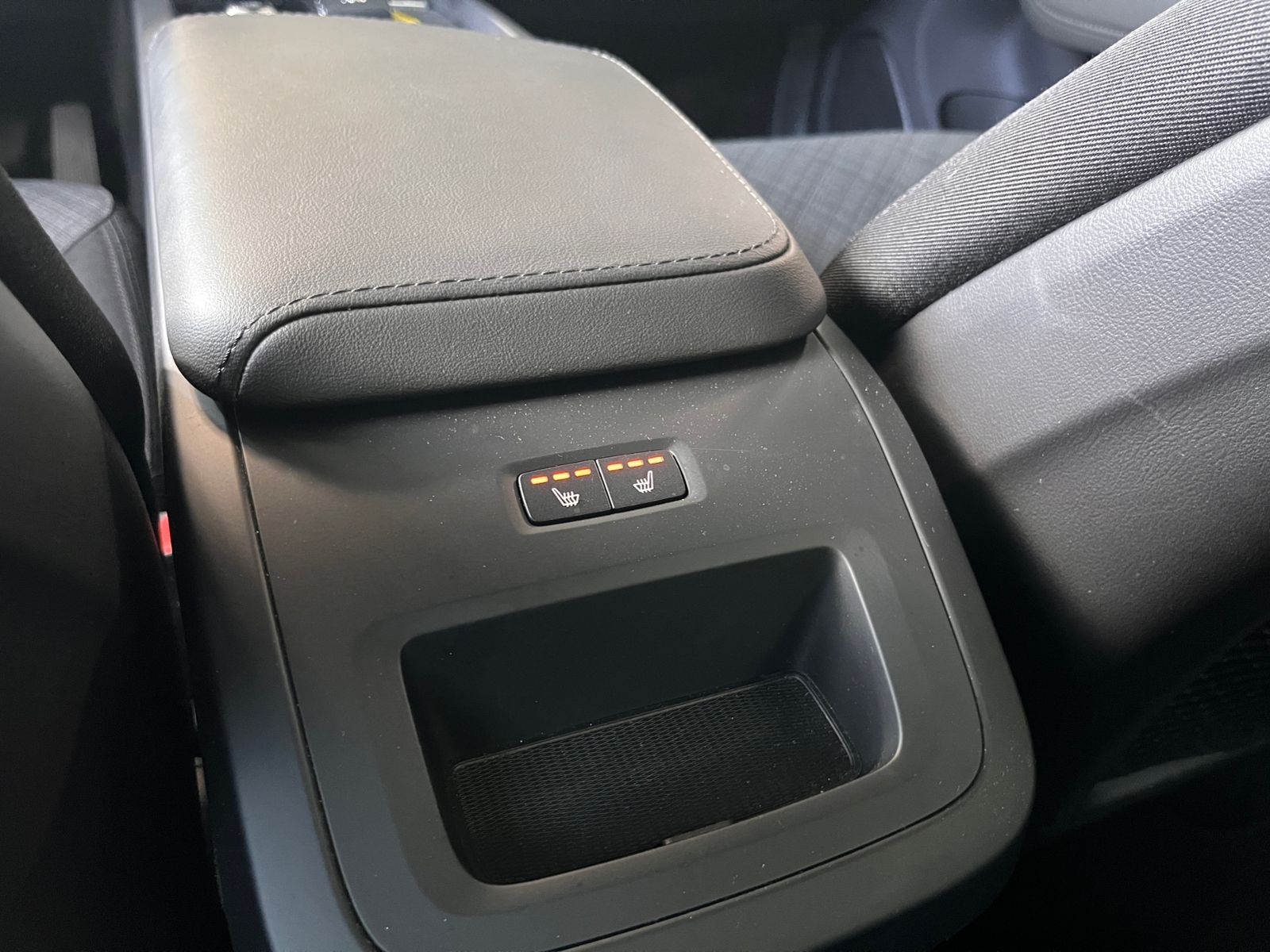Fahrzeugabbildung Volvo XC60 Core 2WD STNDHZ LED NAV SHZ 19"