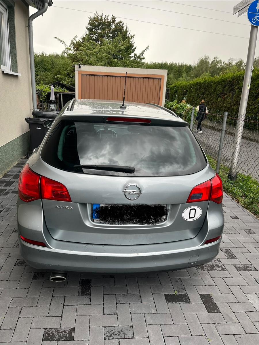 Opel Astra 2011 — rear view