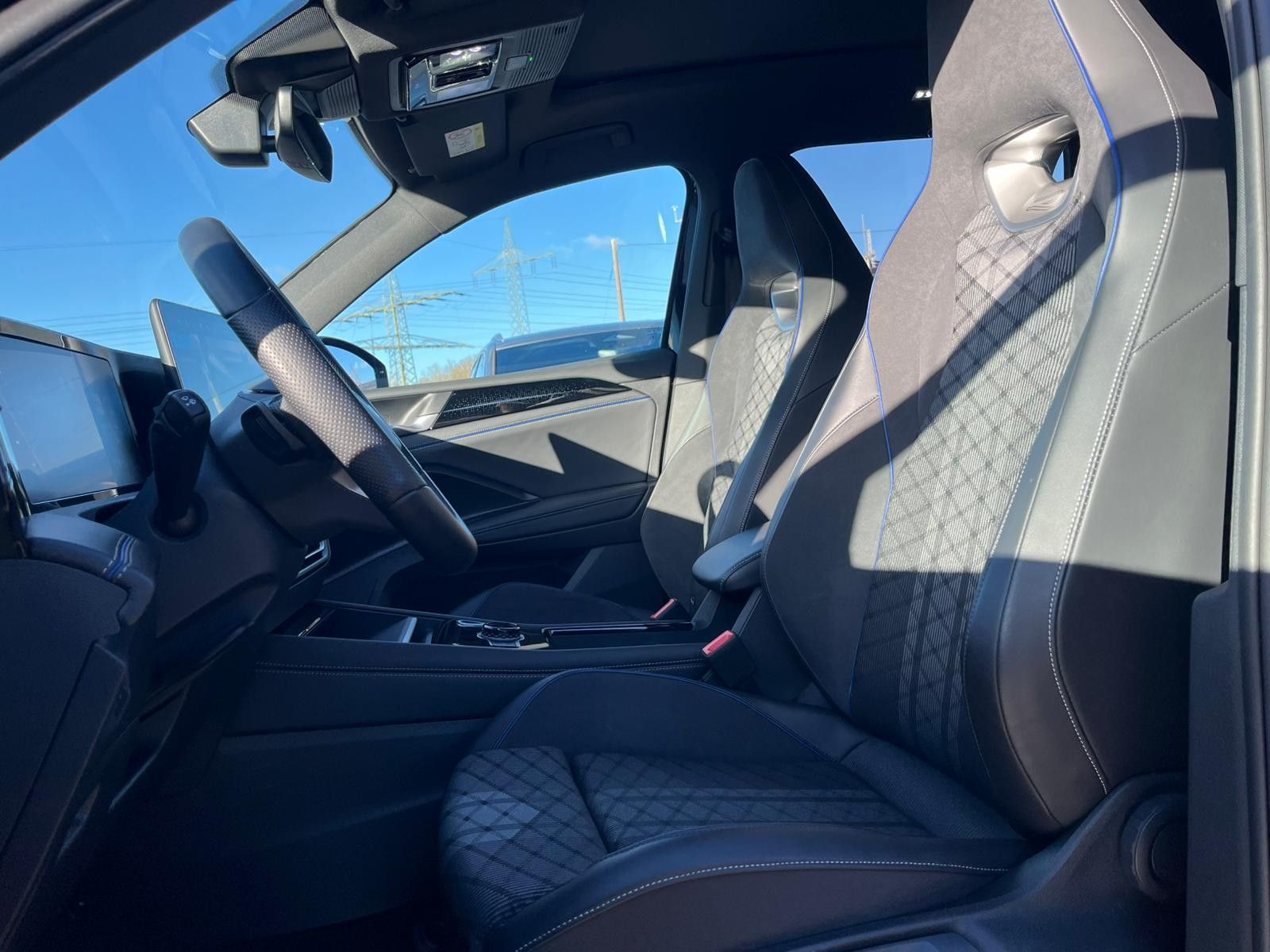 Fahrzeugabbildung Volkswagen Tiguan 2.0 TDI 4M R-Line PANO*H&K*AHK*MATRIX*20"