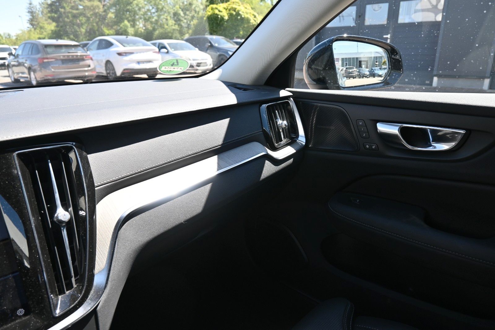 Fahrzeugabbildung Volvo V60 T8 PHEV Ultimate Dark AWD*360°*HUD*AHK*