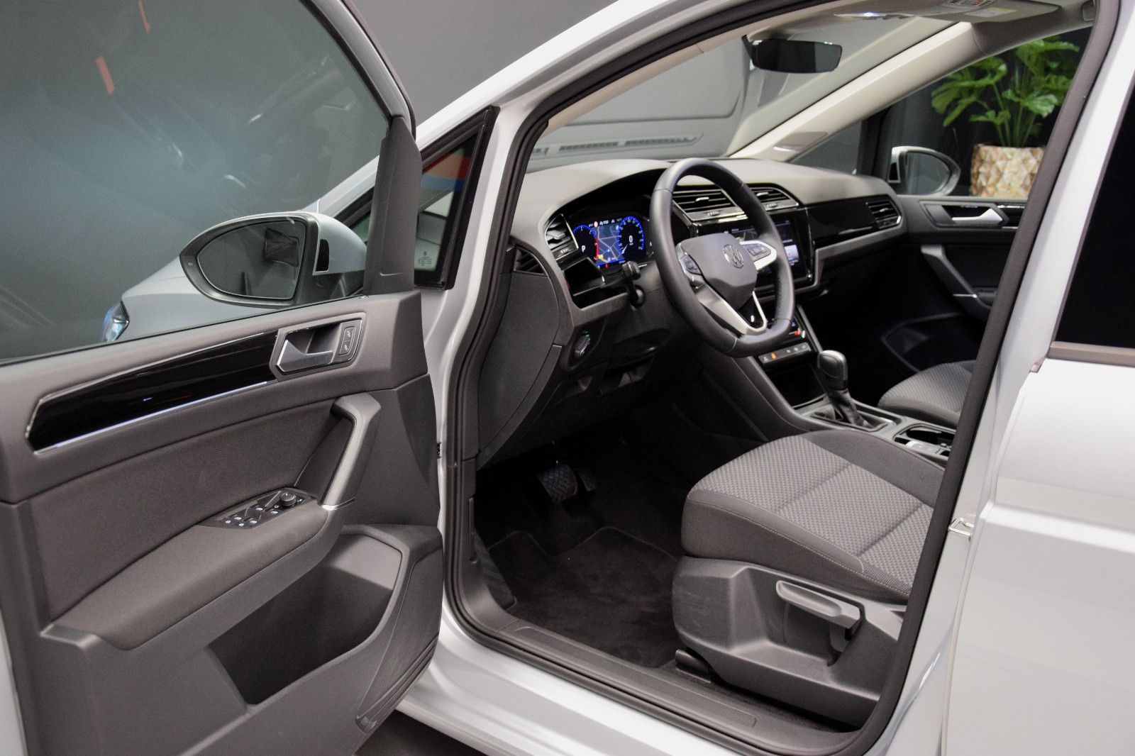 Fahrzeugabbildung Volkswagen Touran Comfortline DSG EasyOpen 7-Sitze ACC Pano
