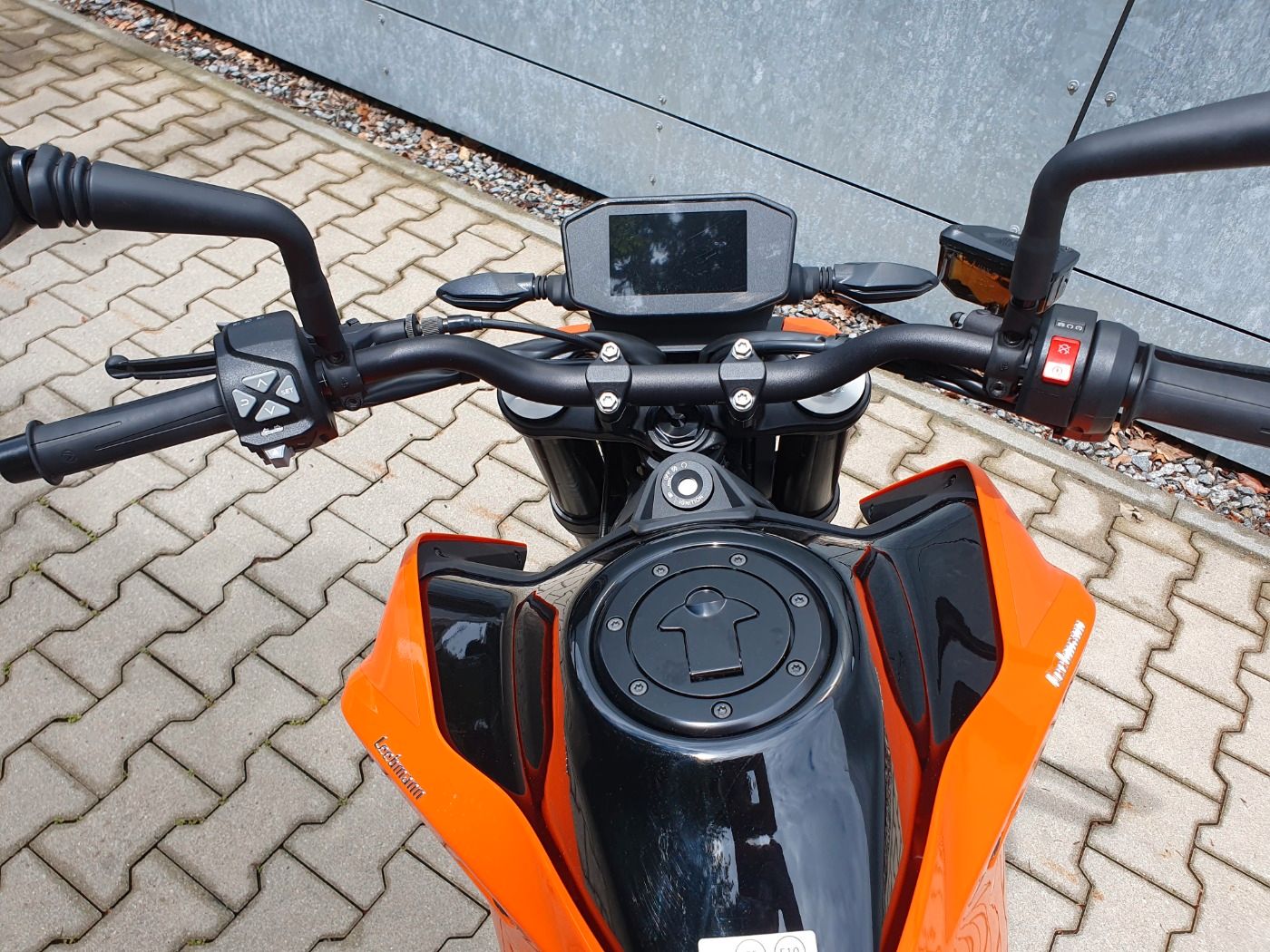 Fahrzeugabbildung KTM 790 Duke Modell 2024 beide Farben lagernd