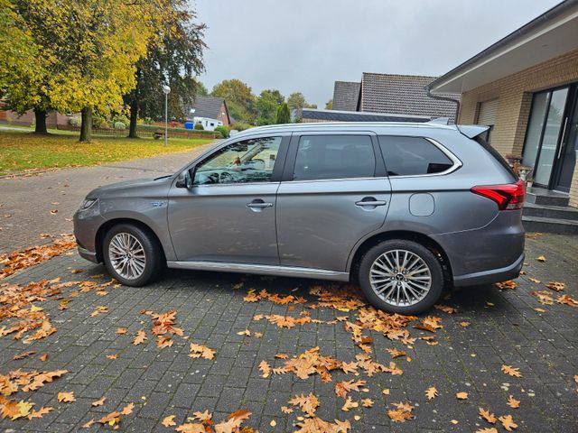 Mitsubishi Outlander 2.4 MIVEC PLUG-IN HYBRID 4WD Basis...