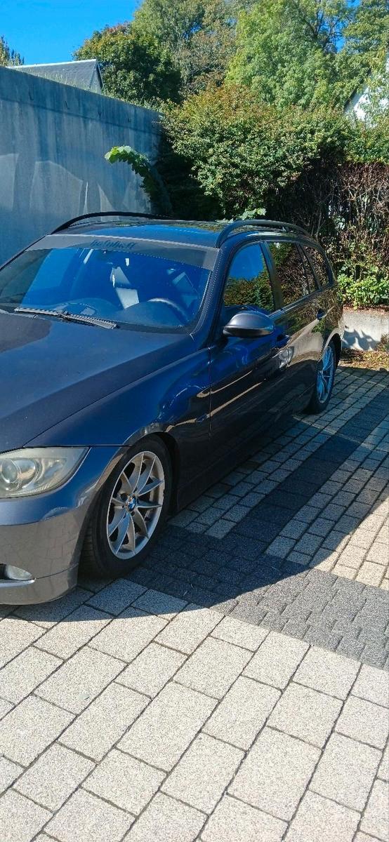 BMW 320 2009 — interior