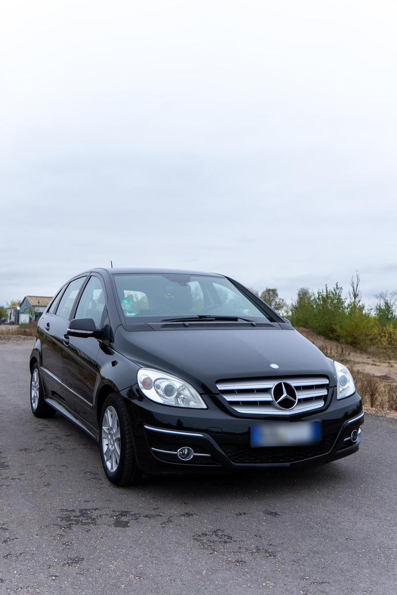 Mercedes-Benz B 180