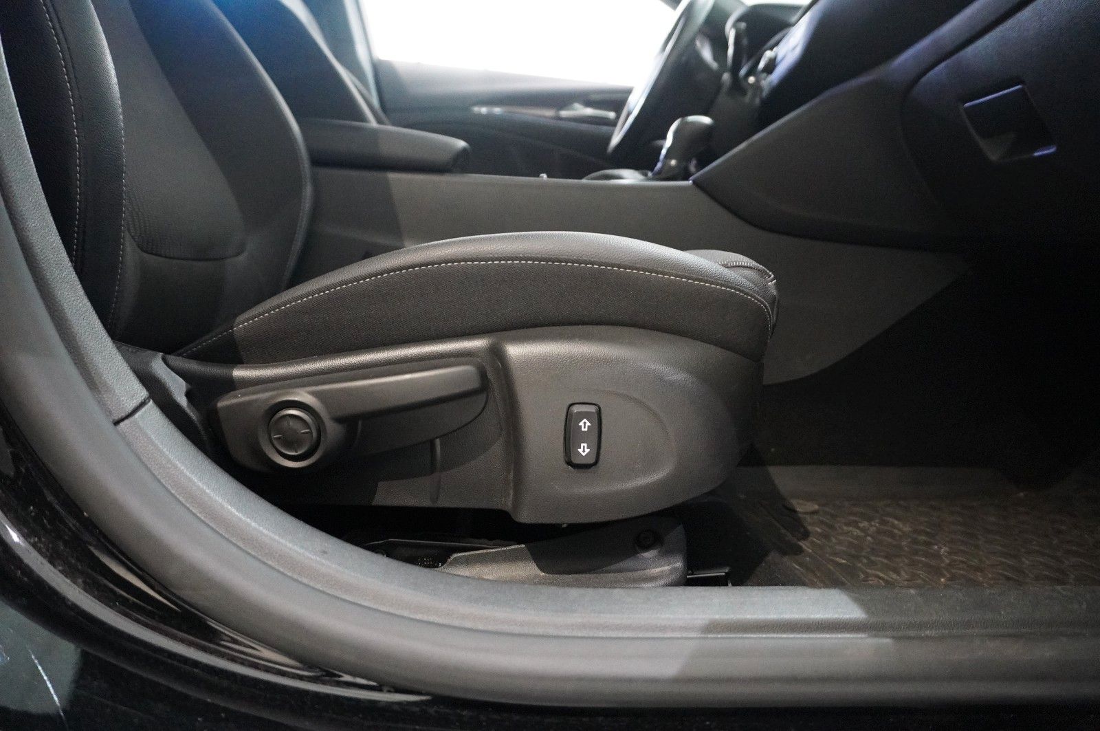 Fahrzeugabbildung Opel Insignia B ST 2.0D BUSI. 4X4 NAVI/LED/KAMERA/DAB