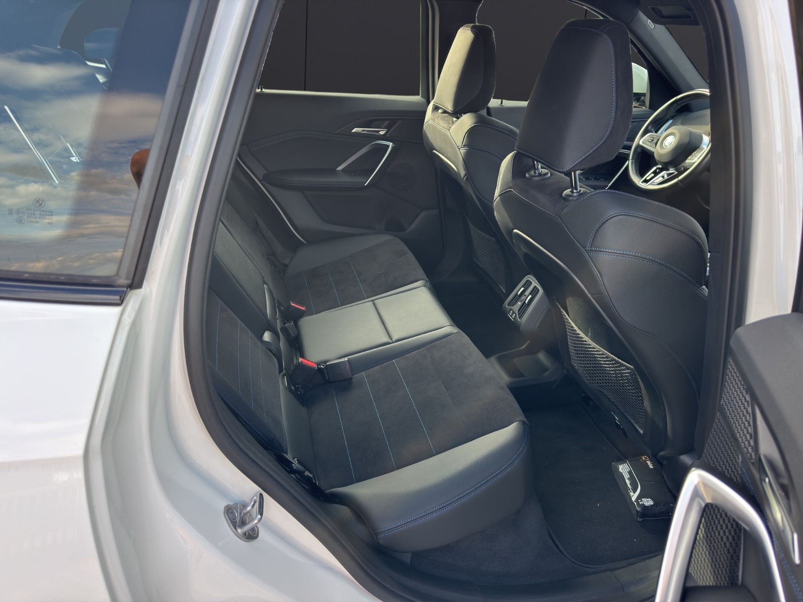 Fahrzeugabbildung BMW iX1 30 xDrive M Sport/Apple/Massage/Performance/