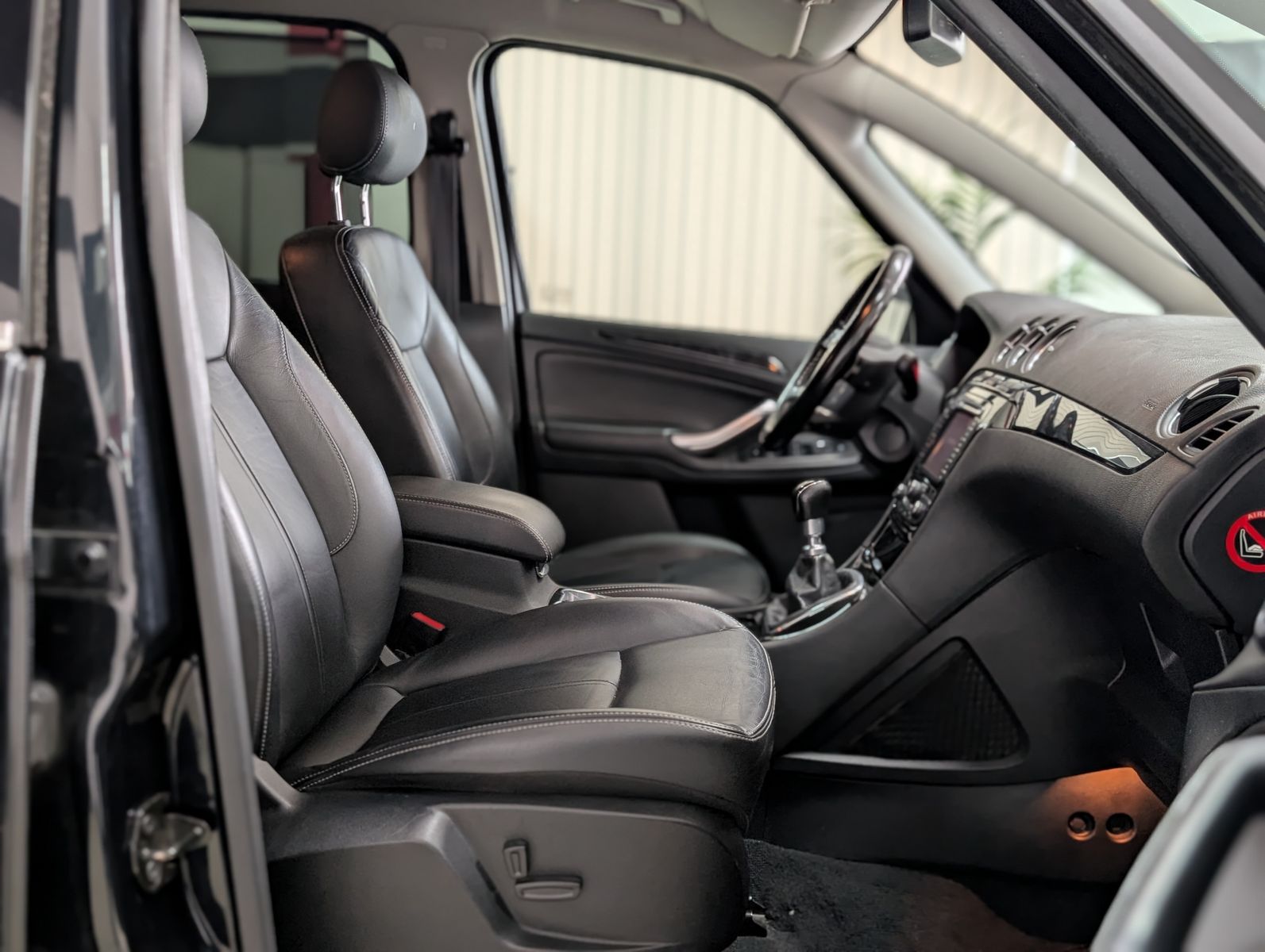 Fahrzeugabbildung Ford Galaxy Ghia 7-SITZ AHK PDC LEDER EURO5 KLIMA