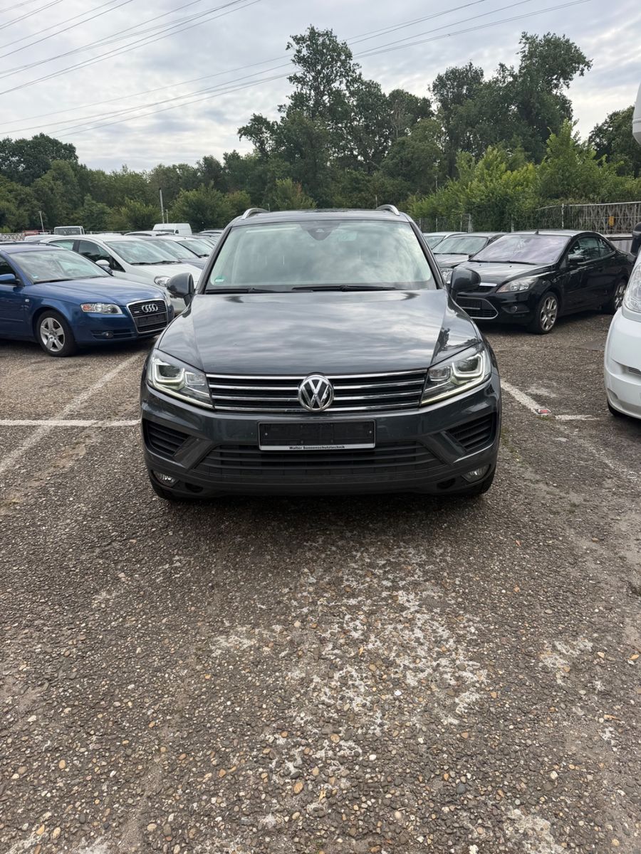Volkswagen Touareg - 1