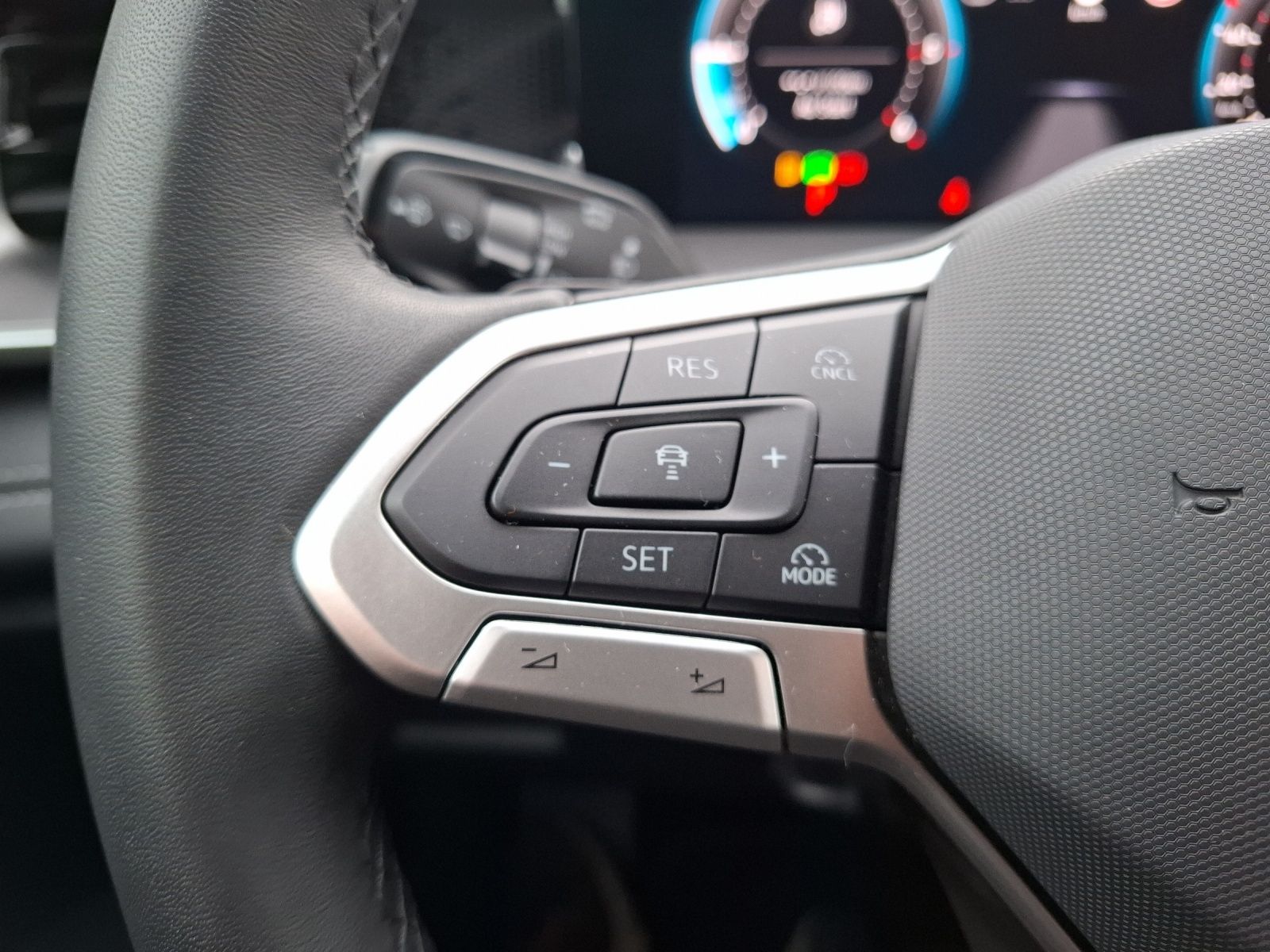 Fahrzeugabbildung Volkswagen Tayron TDI Life DSG 4M LED AHK Navi HUD AID ACC