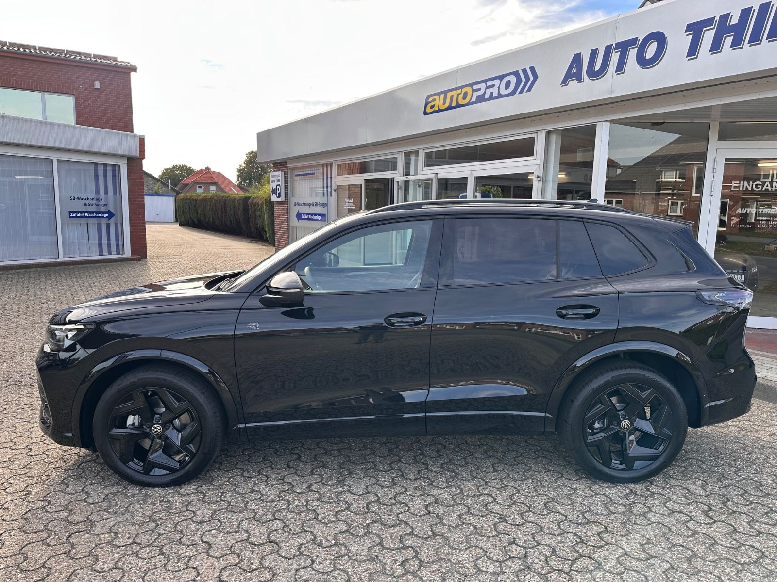 Fahrzeugabbildung Volkswagen Tiguan R-Line 2.0 TDI DSG Black/Pano/Matrix/AHK