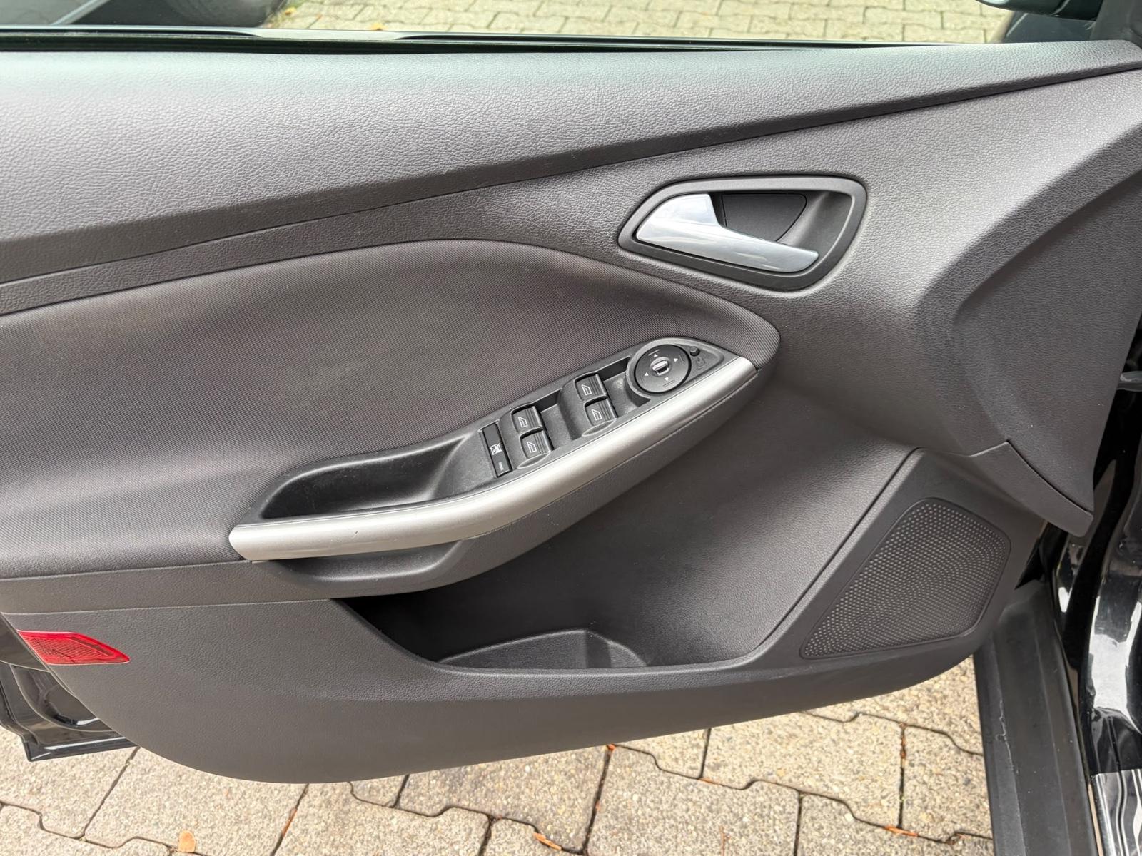 Ford Focus 2014 — photo 20
