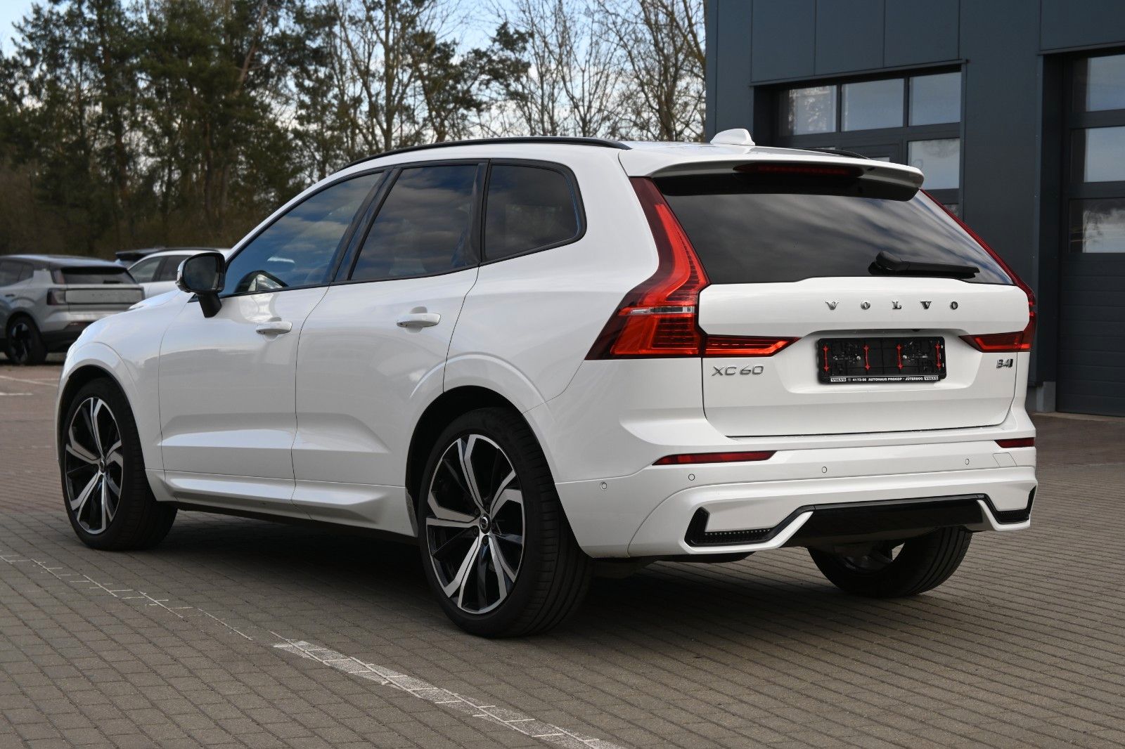 Fahrzeugabbildung Volvo XC60 B4 Ultimate Dark AWD*LUFT*360°*SDTHZG*LED