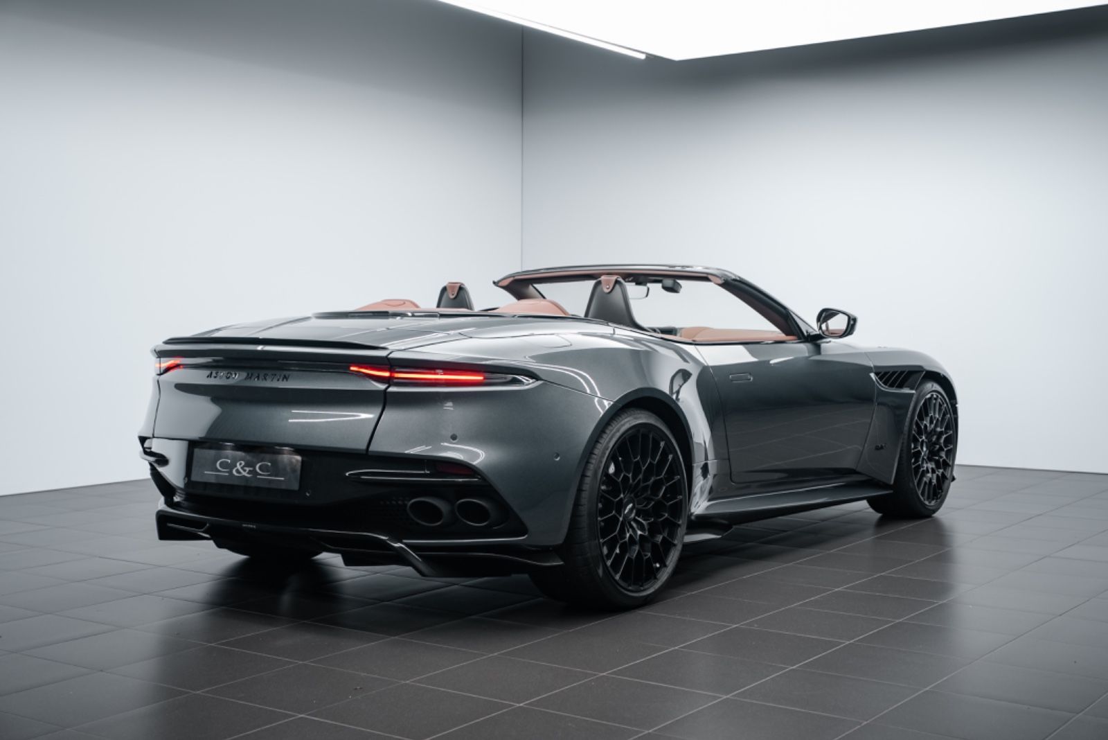 Fahrzeugabbildung Aston Martin DBS 770 Ultimate Volante 1 OF 199/CARBON/BUCKET