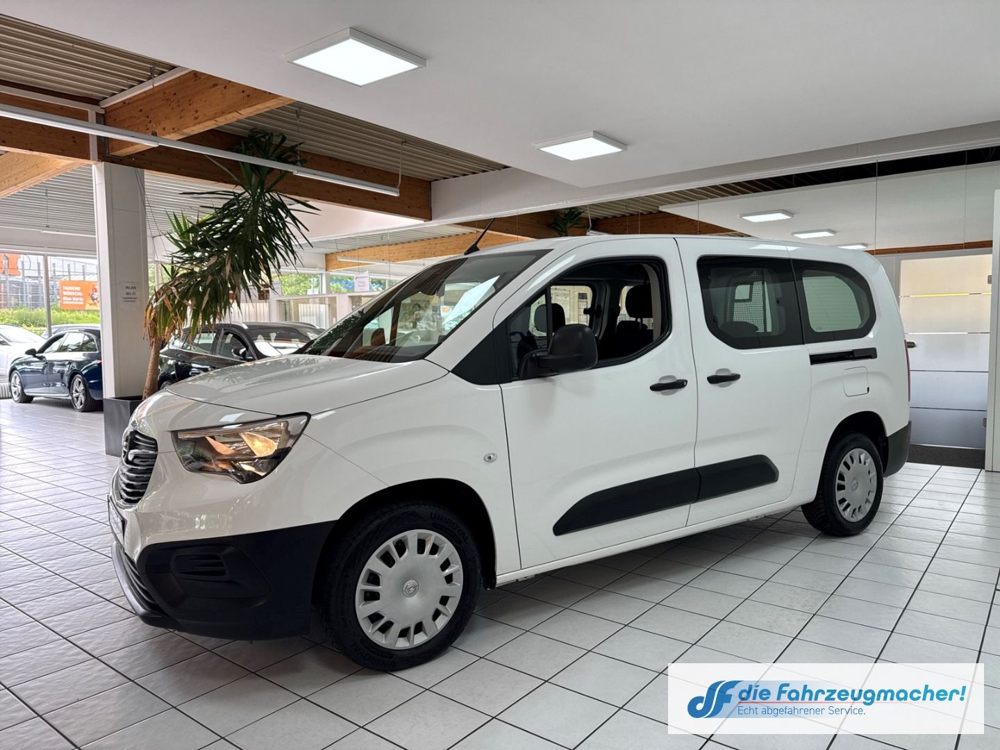 Fahrzeugabbildung Opel Combo Life E Basis 1.5 D L2 Apple CarPlay Androi
