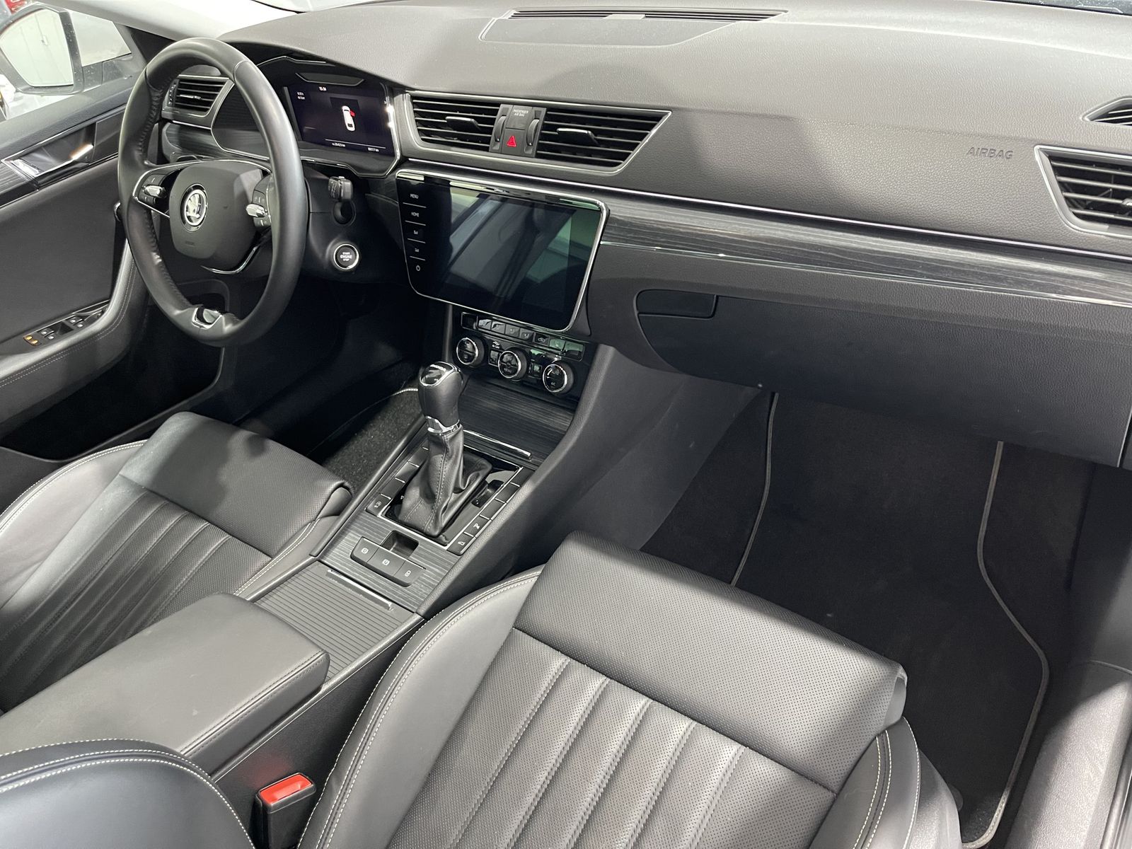 Fahrzeugabbildung SKODA Superb 2.0 TDI*Premium Edition*LED*AHK*Leder*