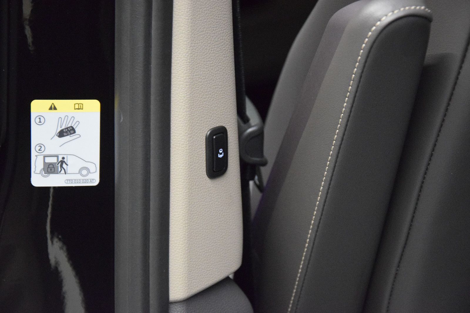 Fahrzeugabbildung Volkswagen T7 Multivan Pano ACC AHK DCC HK HuD 3-Zonen