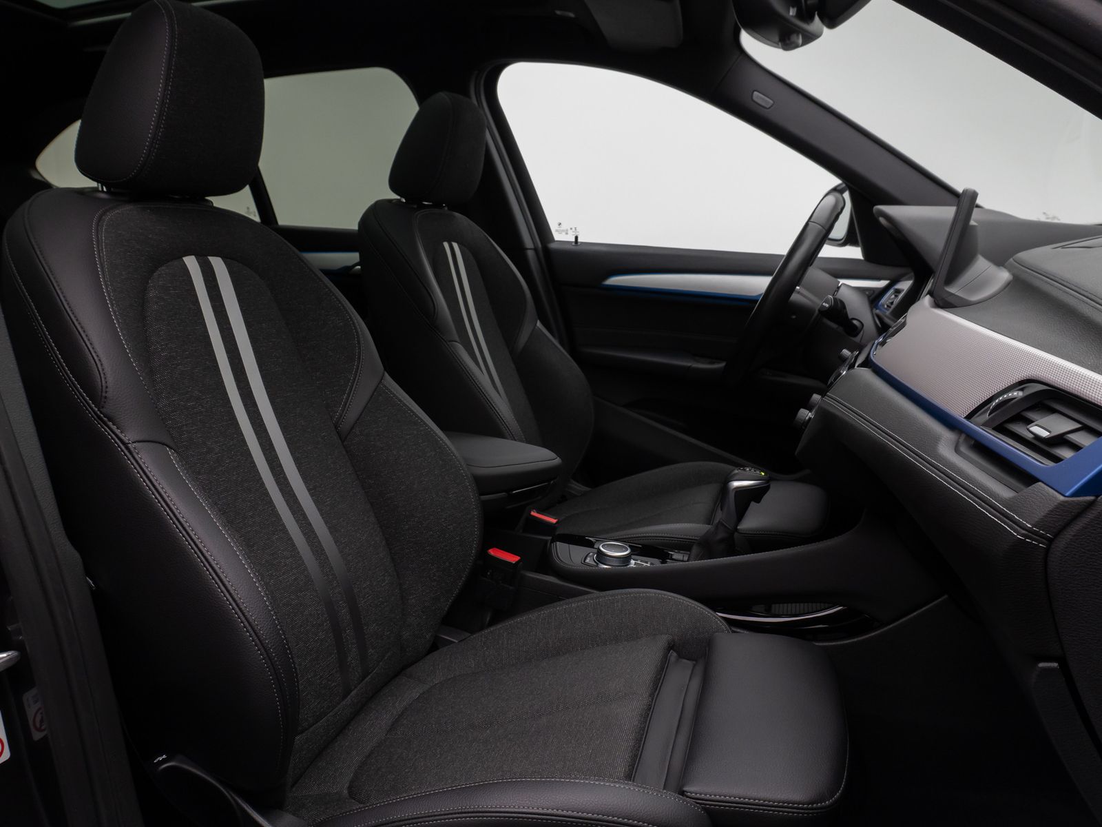 Fahrzeugabbildung BMW X1 xD25e M Sport Panorama Kamera HUD DAB HiFi