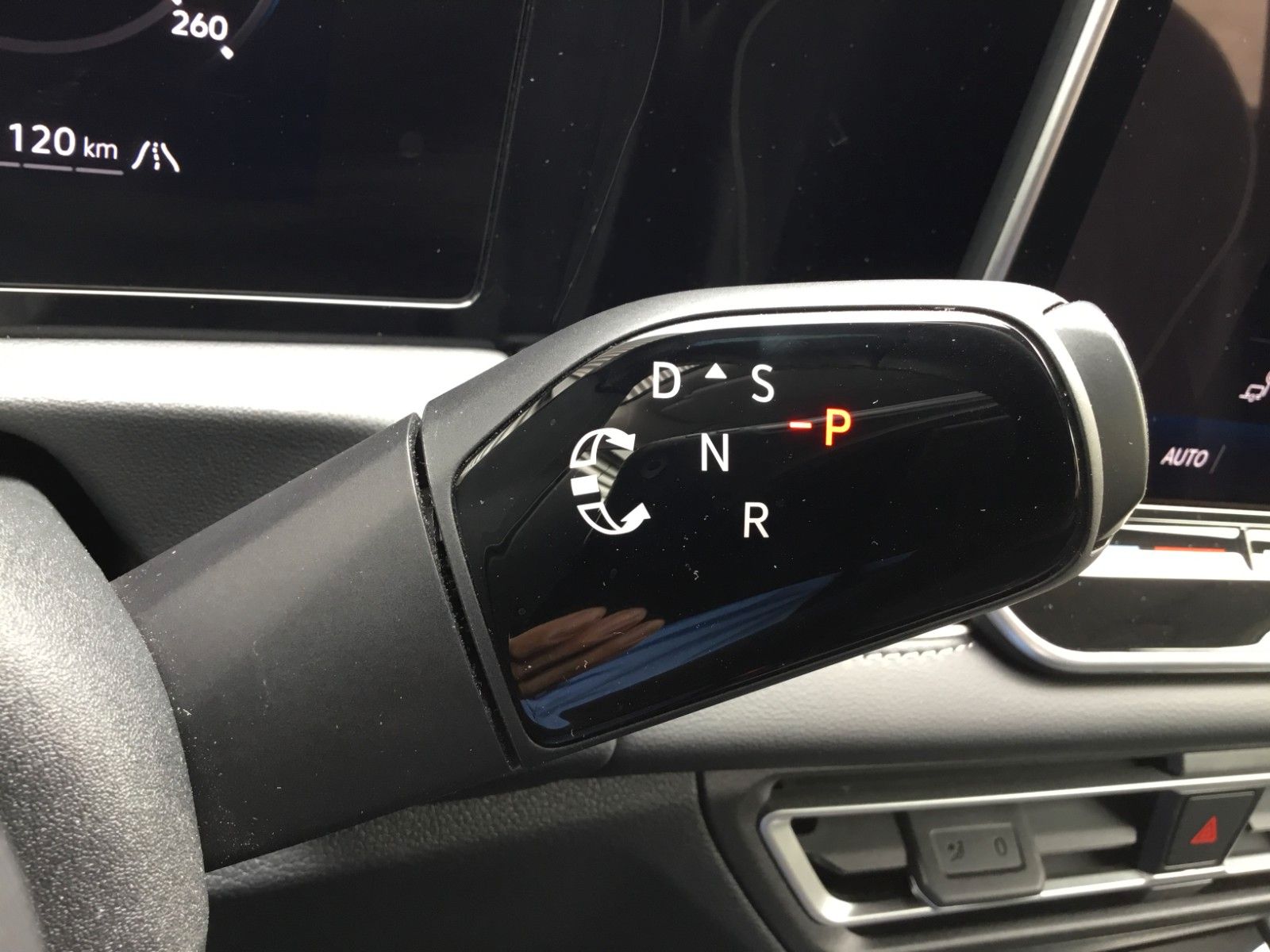 Fahrzeugabbildung Volkswagen Tiguan 1.5 eTSI DSG Elegance+AHK+Navi+18"+ACC
