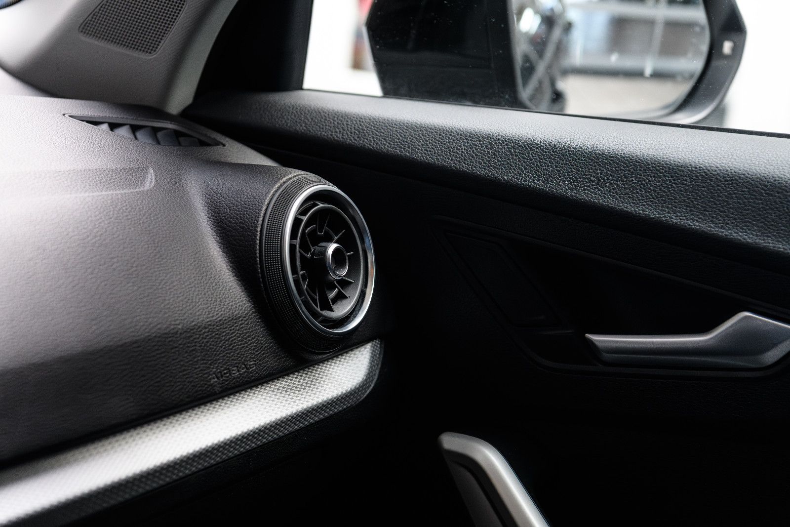 Fahrzeugabbildung Audi Q2 35 TFSI S tronic LED/SZH/RFK/NAVI/GJR