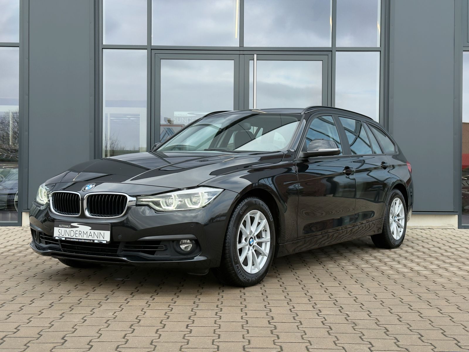 BMW 320i Aut. Advantage LED+Navi+SHZ+PDC