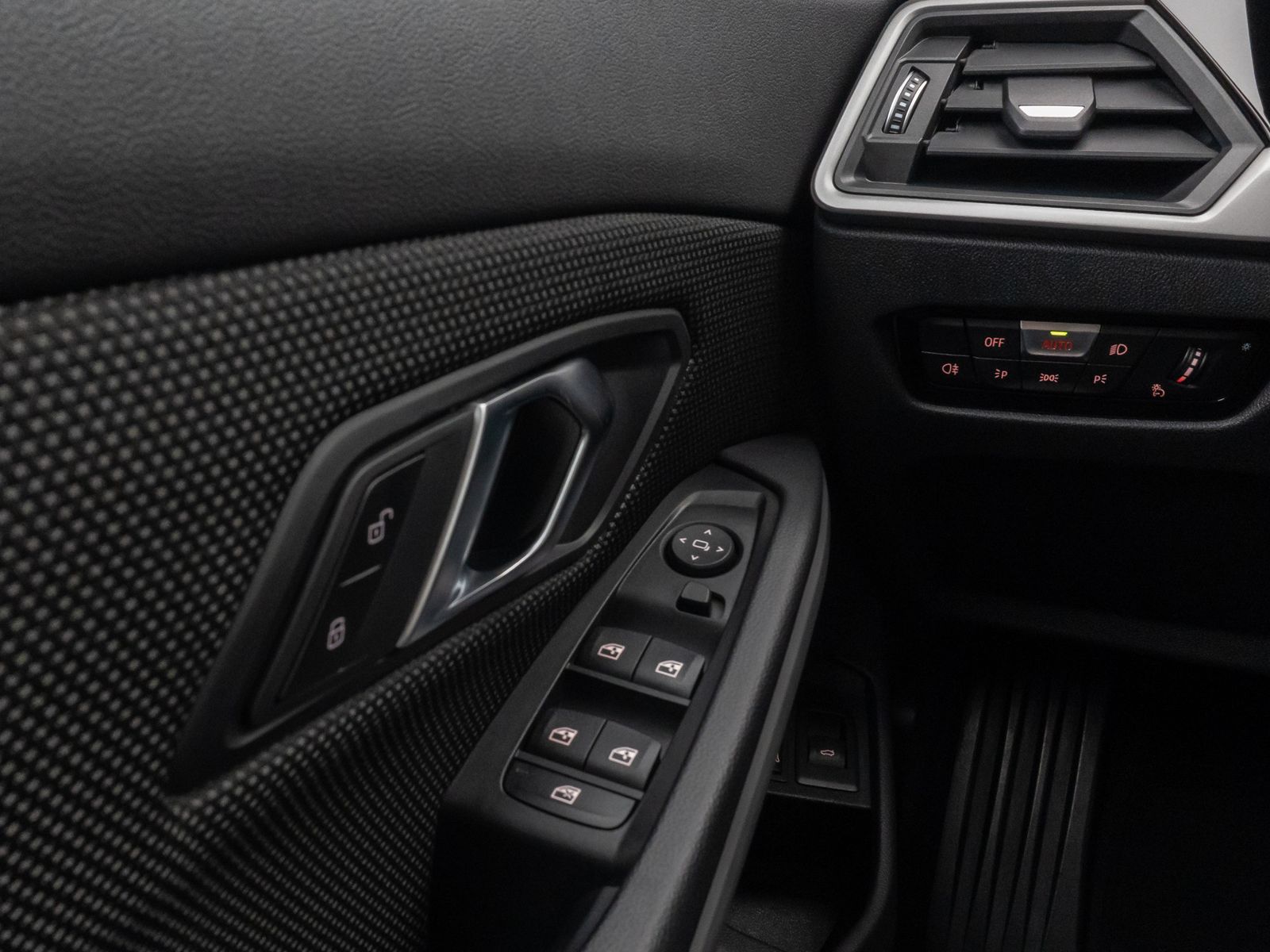 Fahrzeugabbildung BMW 320e DAB CockPitPro Alarm Geschwindigkeitsreg