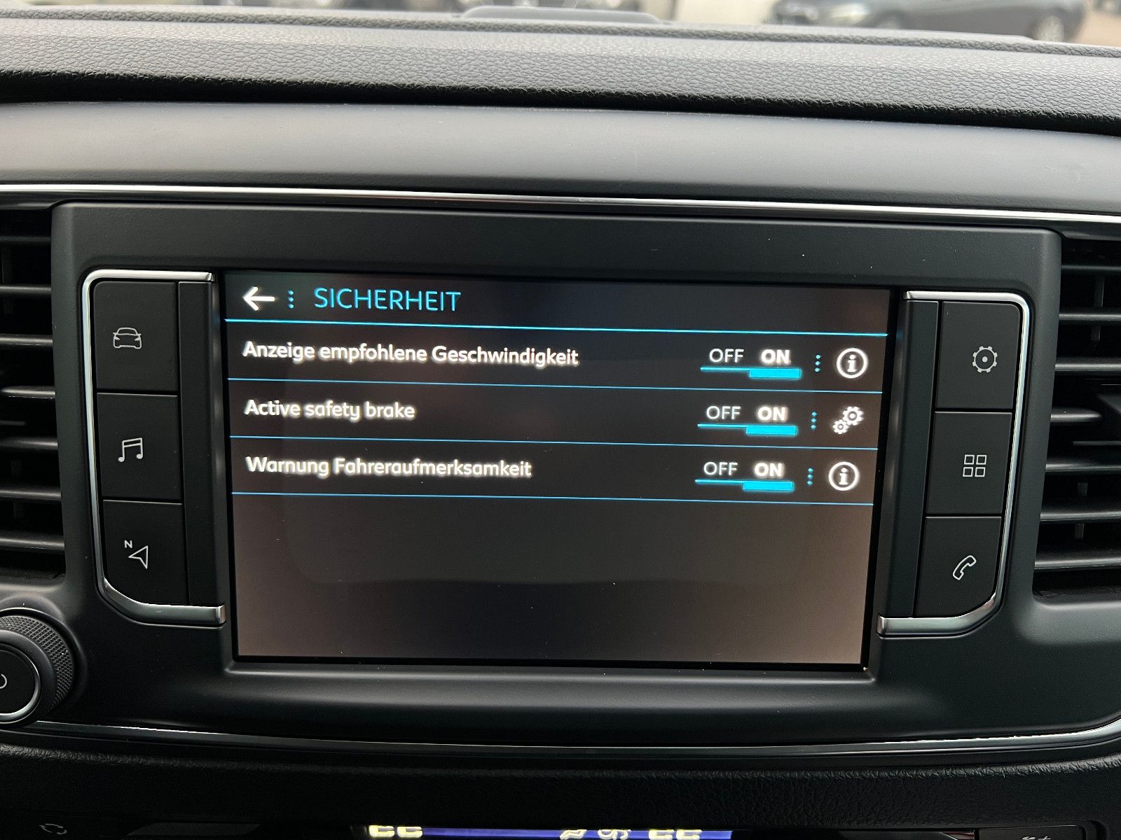 Fahrzeugabbildung Peugeot Traveller Business VIP L2 7-SITZER ABSOLUT VOLL
