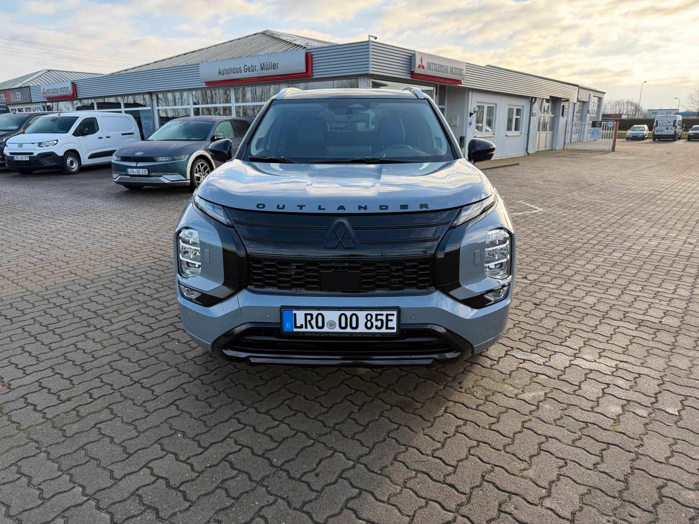 Fahrzeugabbildung Mitsubishi Outlander Plug-in TOP- Black Line