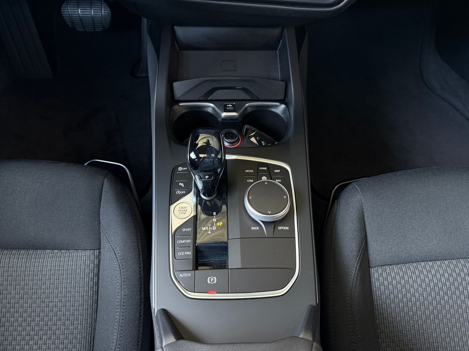 Fahrzeugabbildung BMW 120 i Advantage PANO HUD LED