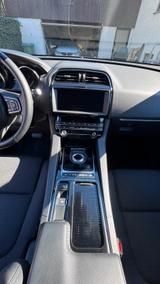 Jaguar F-Pace 25t AWD Pure Automatik Pure - Jaguar F-Pace von privat