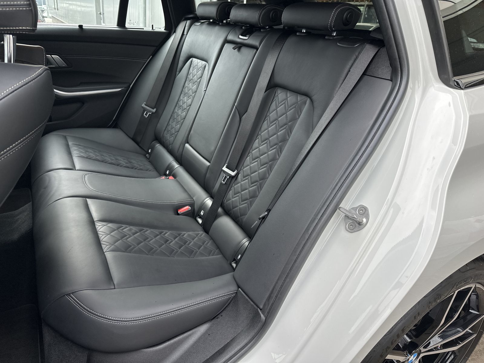 Fahrzeugabbildung BMW 330e Touring xDrive M-Sport NAV+LASER+360°+19ZO