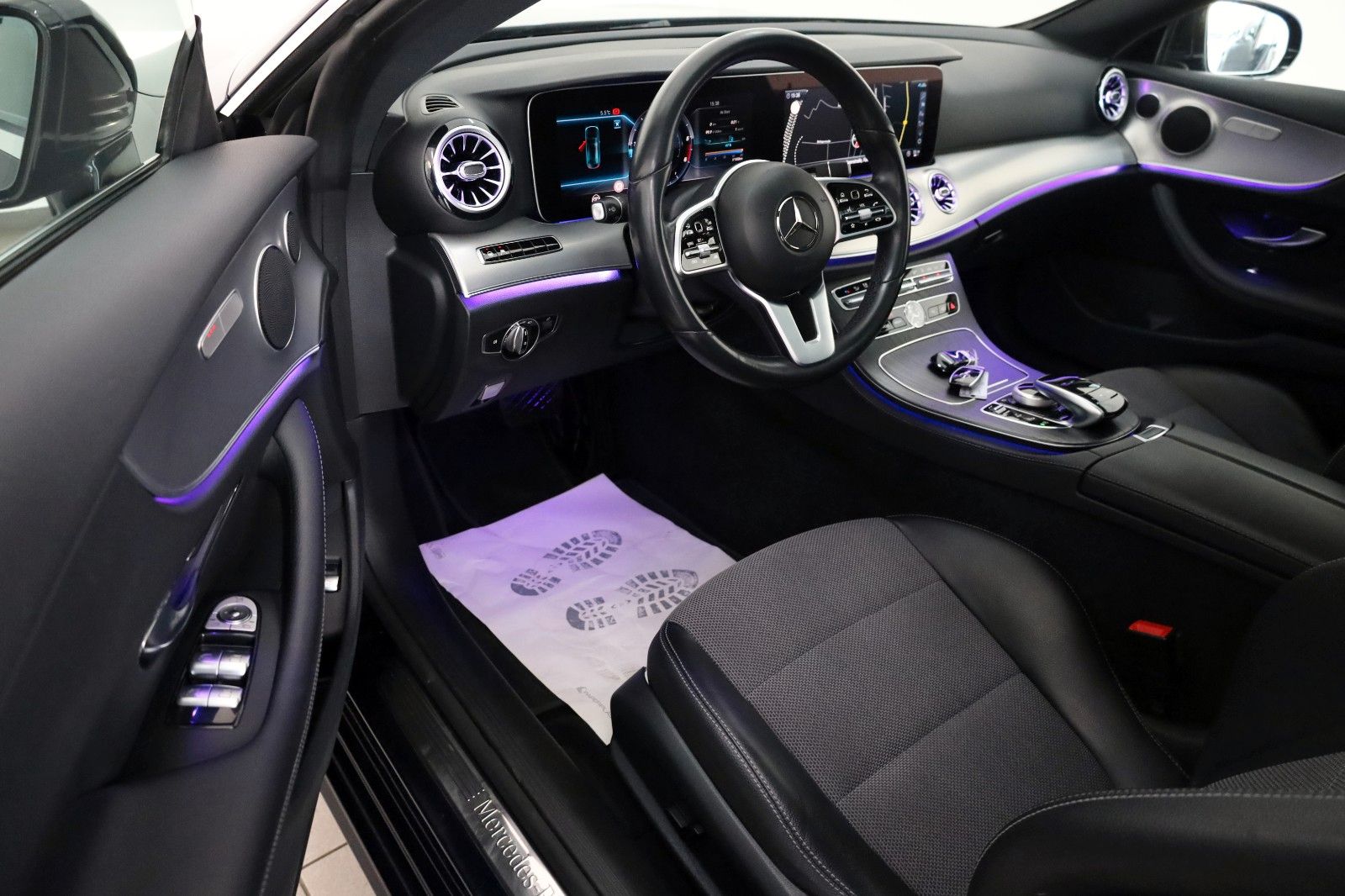 Fahrzeugabbildung Mercedes-Benz E 300 d Coupe,Avantgarde,Panorama,ACC,AHK el,20"