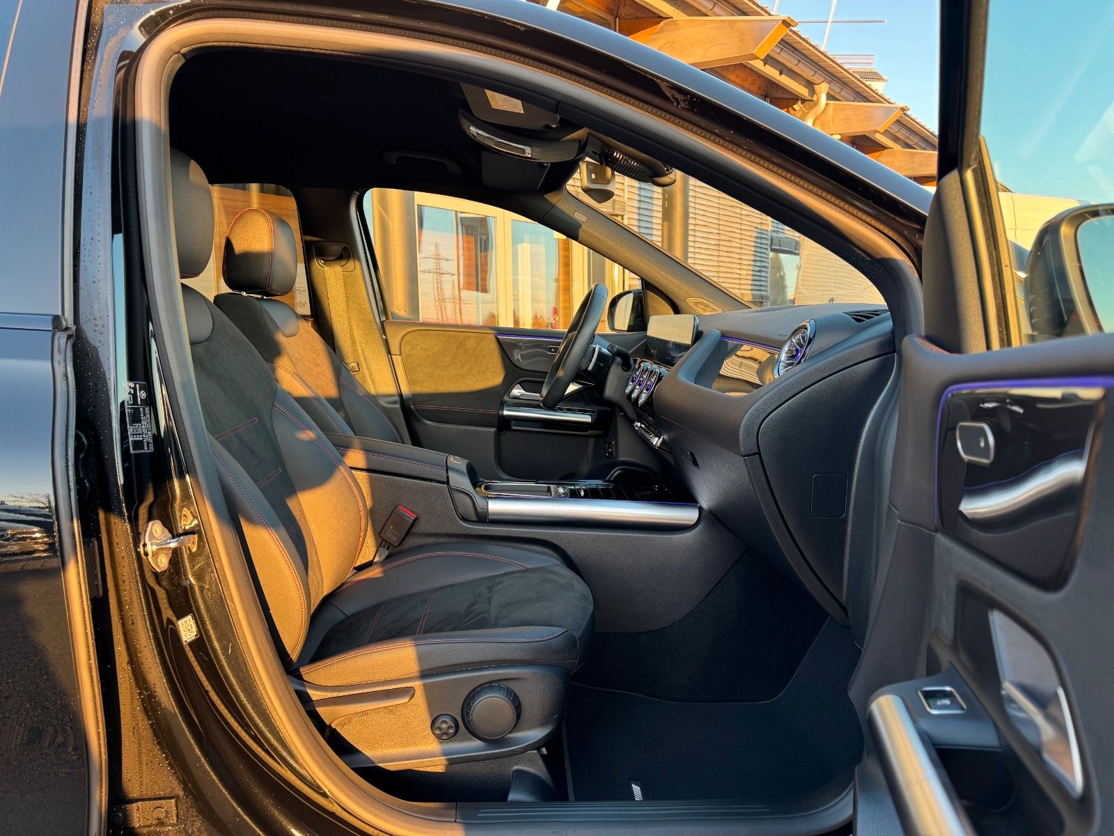 Fahrzeugabbildung Mercedes-Benz B 200 AMG+AHK+Ambiente+RFK+MBUX+Night