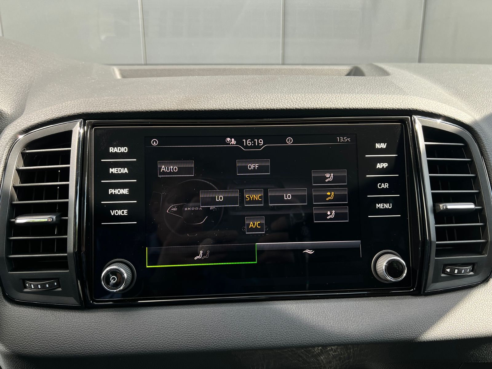 Fahrzeugabbildung SKODA Karoq Selection 1.5 TSI DSG *AHK, LED, ACC, 18"L