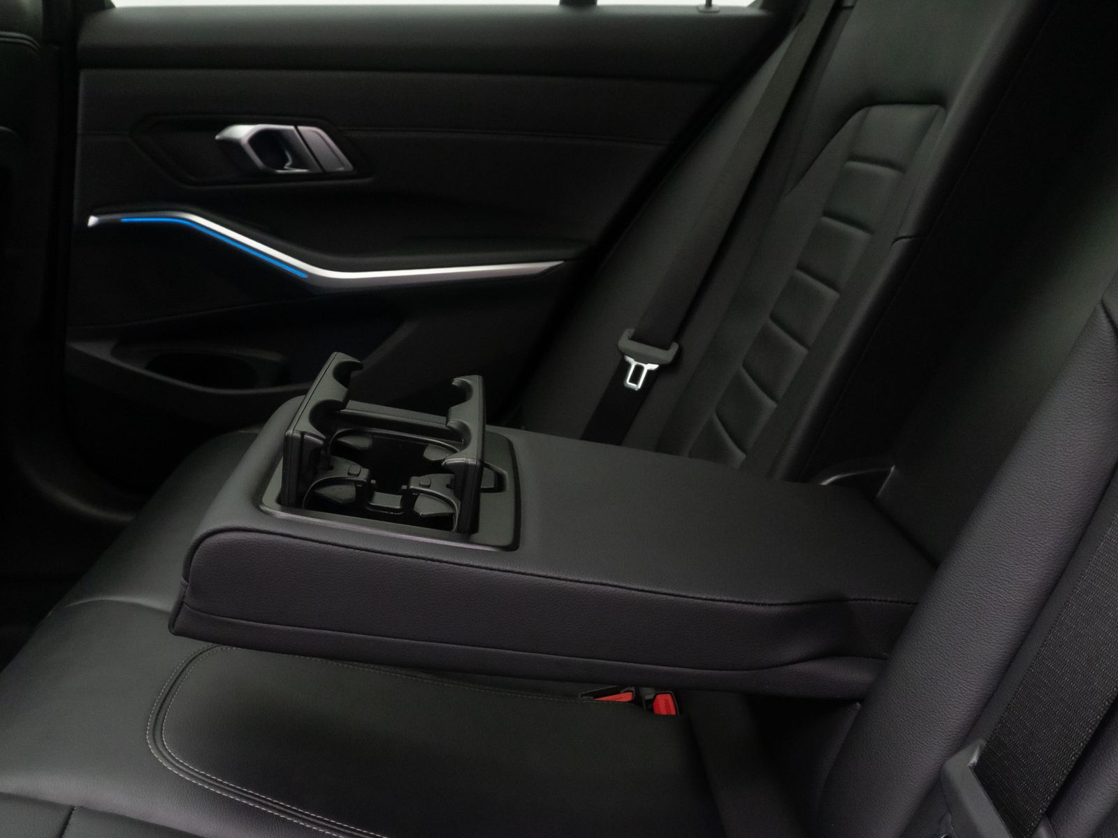 Fahrzeugabbildung BMW 330e M Sport DAB HiFi Laser HUD Panorama AHK 19"