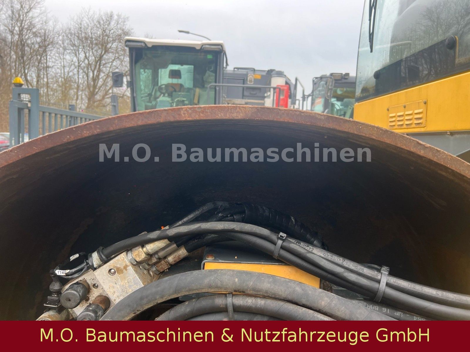 Fahrzeugabbildung BOMAG BW 213 D4-4BVC / 14,9 T / Walzenzug /