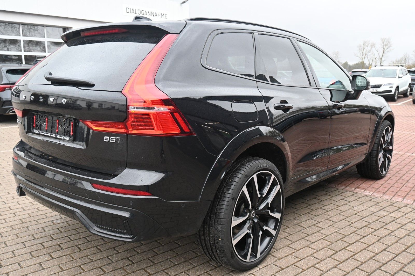 Fahrzeugabbildung Volvo XC60 B5D AWD UltimateDark*LUFT*PANO*STHZ*360*H&K