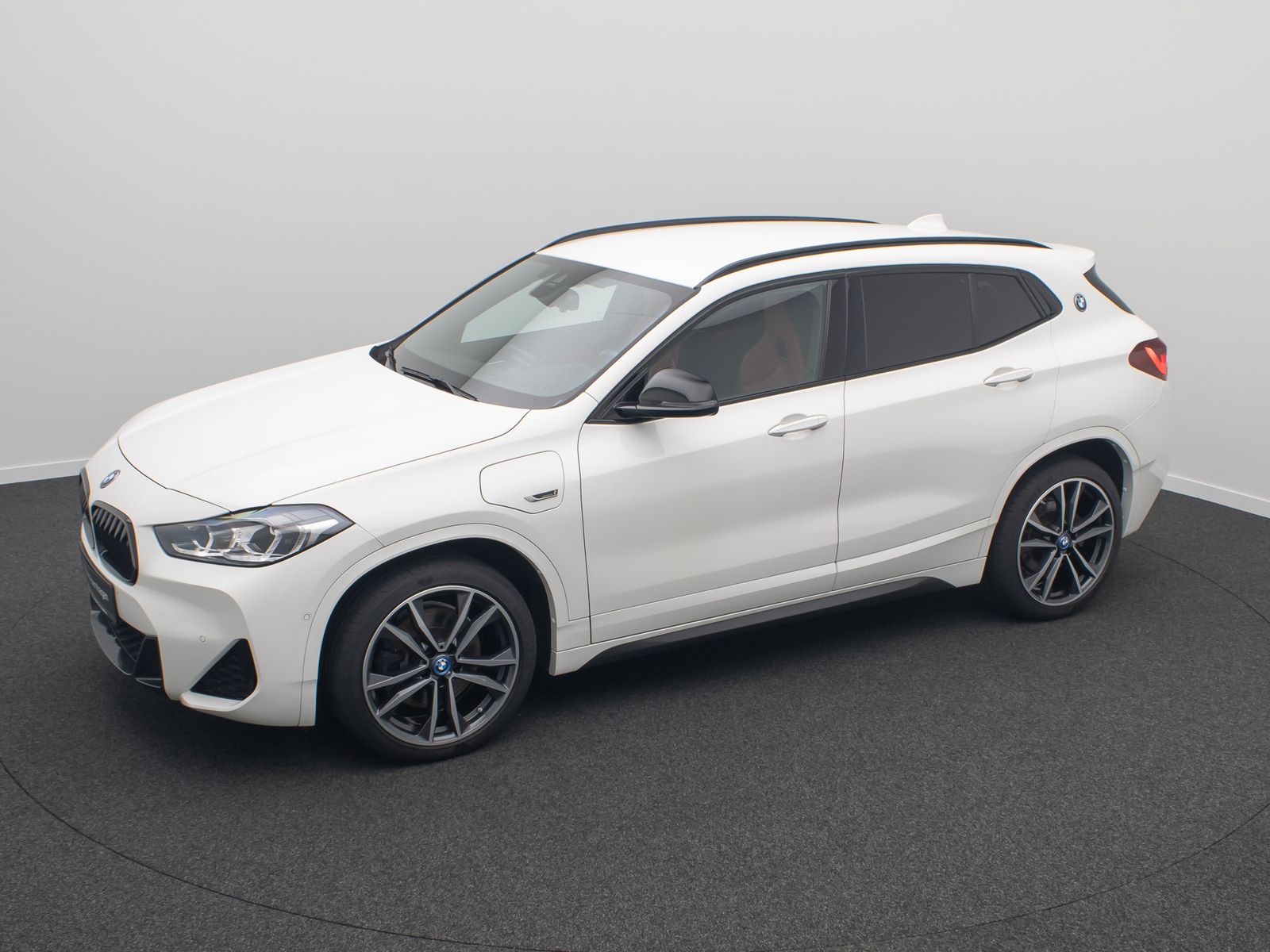 Fahrzeugabbildung BMW X2 xD25e M Sport Kamera HUD DAB HiFi Komfort 19"