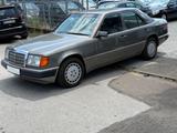 Mercedes-Benz E 200 AUTOMATIK OLDTIMER 2.HAND RENTNER FAHRZEUG - Mercedes-Benz E 200 aus 1992