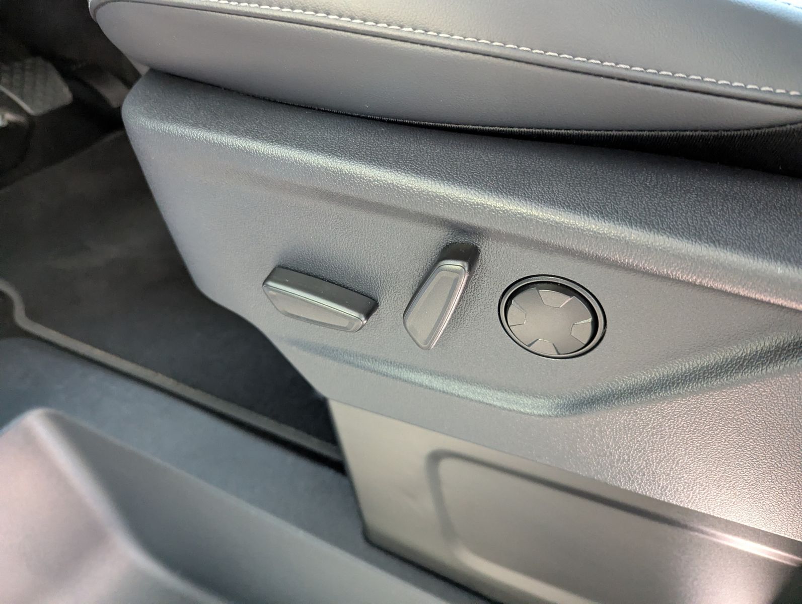 Fahrzeugabbildung Ford Tourneo Custom 320 Titaniu-X Leder Pano StHz AHK