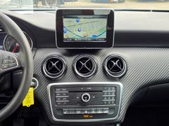Fahrzeugabbildung GLA 180 Navi Fahrerprofil Ambientebeleuchtung SH