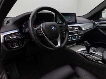 Fahrzeugabbildung BMW 530d Luxury Line Panorama Laser Kamera HUD HiFi