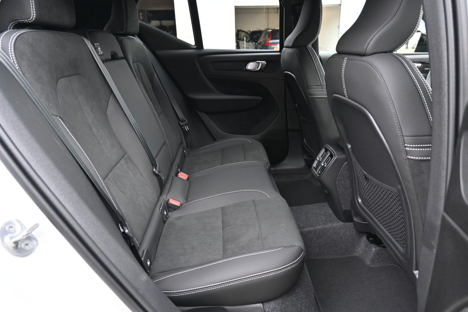Fahrzeugabbildung Volvo XC40 B4 DKG Plus Black Edition*FSHZG*H&K*ACC*AHK
